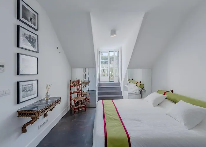Principe Real Charming Garden View Flat At The Heart Of Lisbon