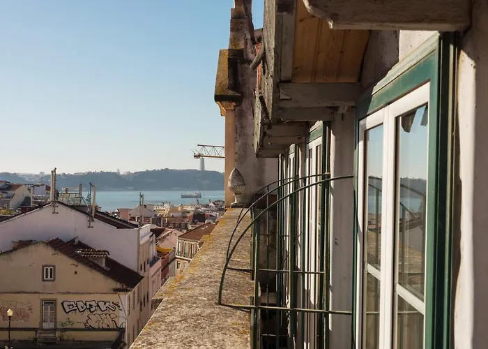 Principe Real Charming Garden View Flat At The Heart Of Lisbon
